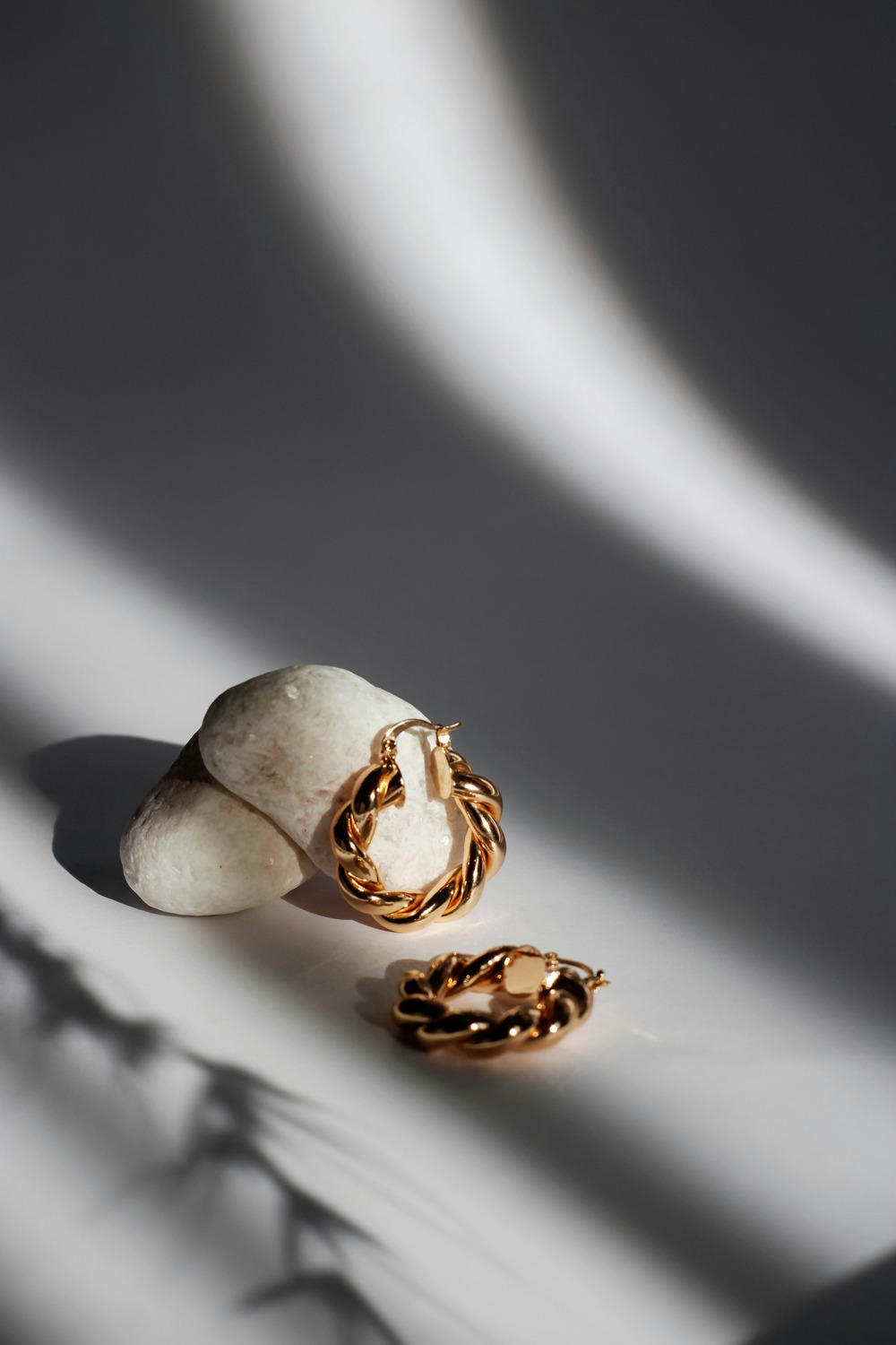how to style asymmetrical jewelry
